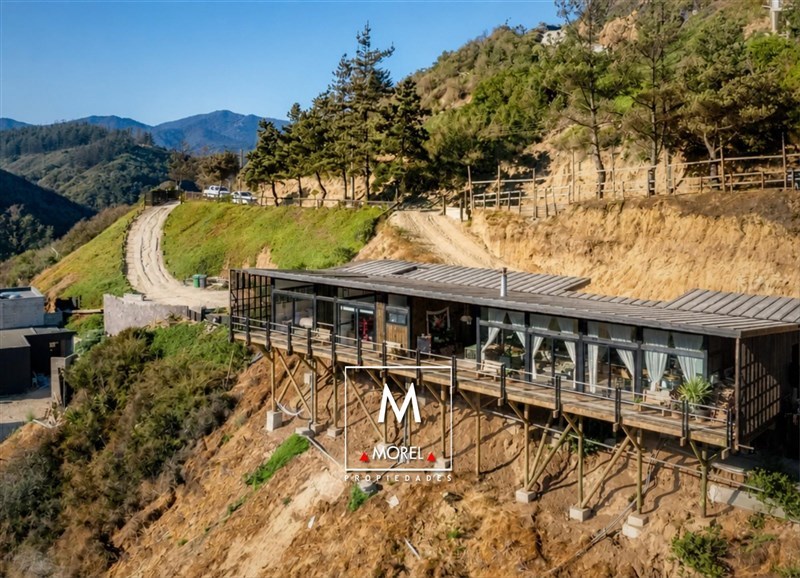 Casa remodelada con vista a la laguna y al mar en Laguna de Zapallar