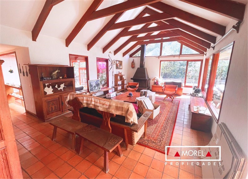 Descubre esta encantadora casa de 298 m² construidos sobre un generoso terreno de 987 m² en el corazón de Cachagua, a so