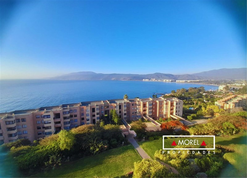 Amplia y hermosa vista, departamento en excelente estado. Hall de entrada, living comedor con vista al mar y salida a ma