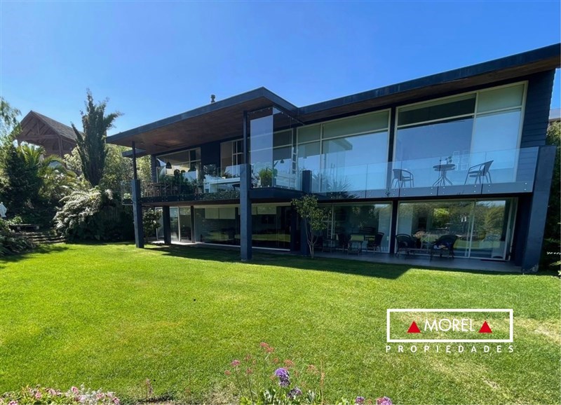 En exclusivo y seguro condomino, con vista al mar, con orientación poniente, living, comedor incorporado con bosca y cal