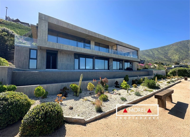 Estupenda casa en Zapallar con espectacular vista al mar y orientación poniente.