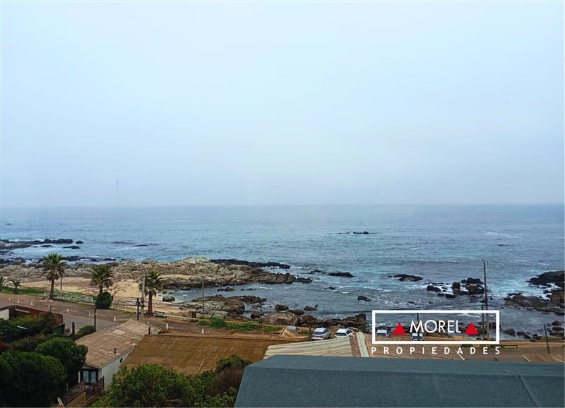 Casa de dos pisos en un total de 152 mts construidos, con vista panorámica al mar, orientación poniente en sector Maiten