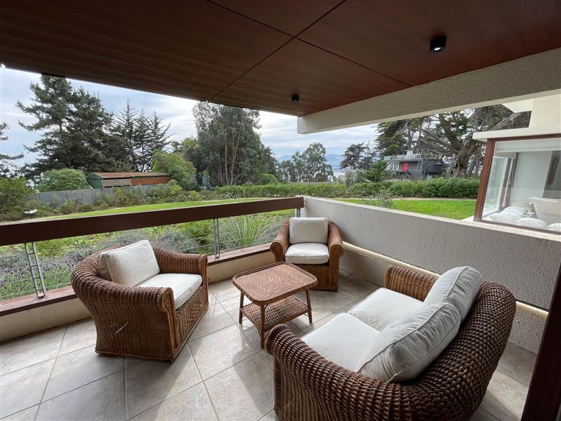 En primer piso con vista a los jardines y el mar, ubicado en sector maitencillo, playa de la caleta, con orientación pon