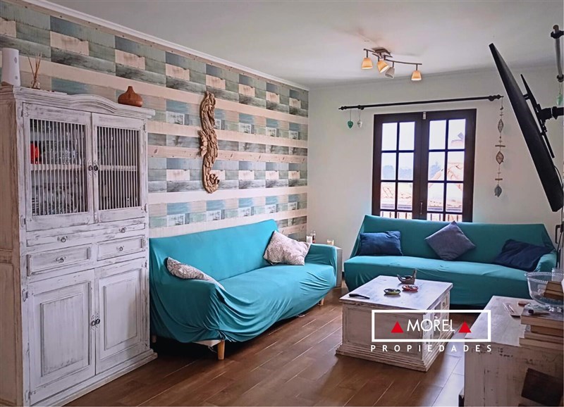 Orientación poniente, living, comedor, cocina: Cocina integrada, living y comedor conectados.