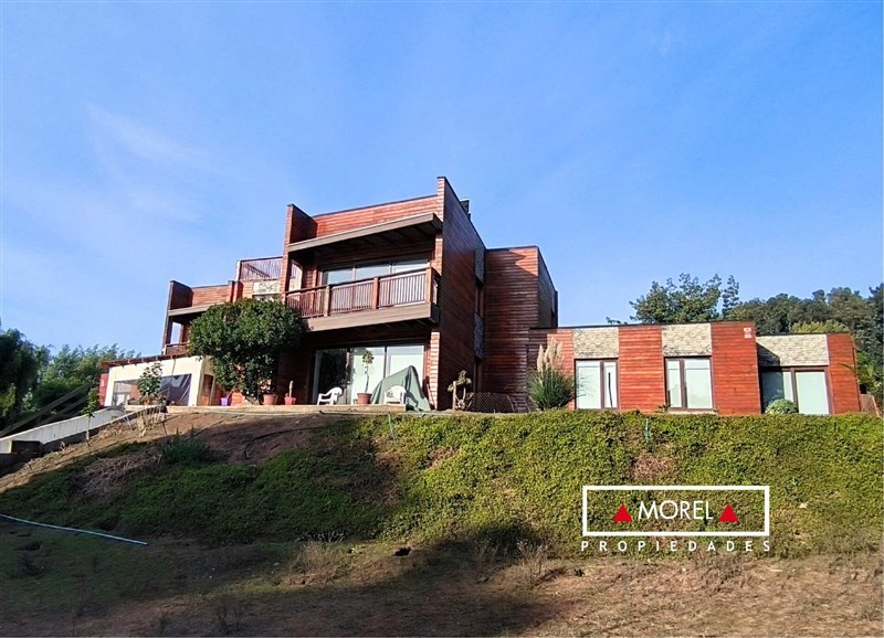 Dos casas semi independientes, cada una de 280 metros cuadrados. Cada una cuenta con living, comedor, cocina semi indepe