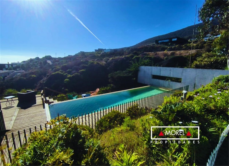 Casa en Zapallar Norte con vistas al mar en un amplio terreno de 2716 mts2 y 400 mts construidos. Orientacion norte muy 
