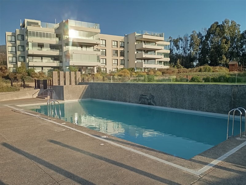 Departamento de dos dormitorios y dos baños en una superficie útil de 92 mts2. Cocina americana, living y comedor con sa