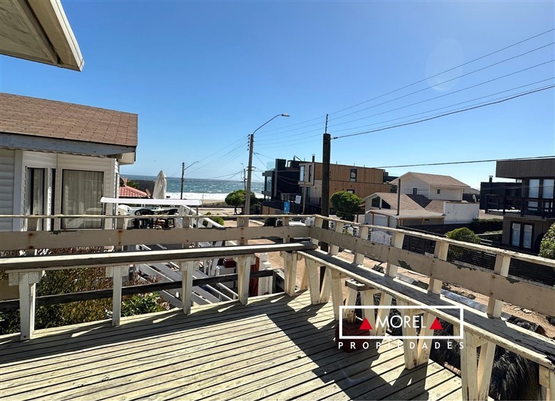 En la laguna de Zapallar, con orientación norte, 6 dormitorios, 4 baños, gran espacio de living comedor y cocina integra