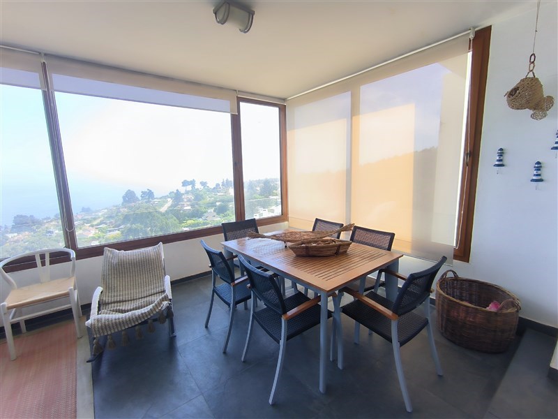 Orientacion poniente, una increíble vista despejada al mar que se ve también desde los dormitorio. Living con chimenea, 