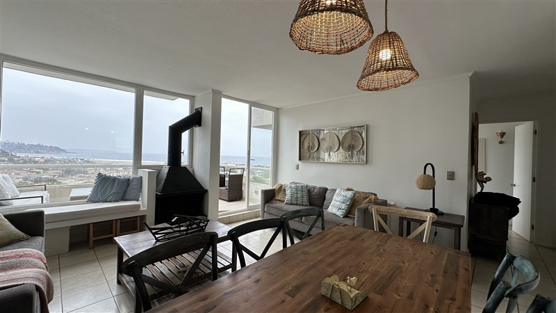 Gran duplex muy luminoso en Pinares de Cachagua, para arriendo de año corrido, con orientación poniente, increíble vista