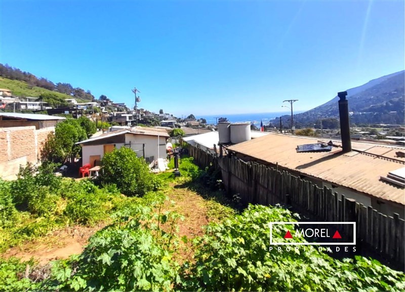 Orientación norponiente, 370 mts2 de terreno, con maravillosa vista panorámica y al mar. Urbanizado, conectado al agua p