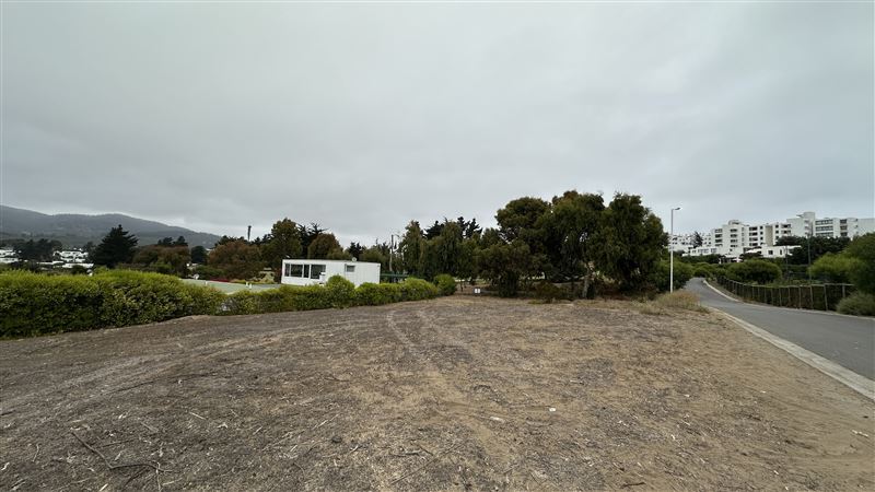 Terreno cercano a Marina Marbella, plano con vista despejada, en esquina de fácil acceso. Urbanizado con luz y agua subt