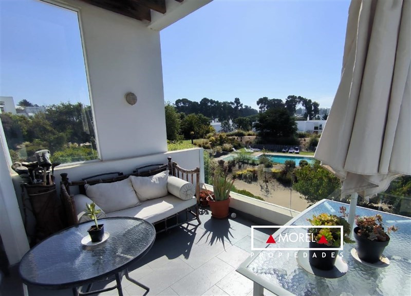 Cómodo departamento en Jardines de Marbella, con linda vista y terraza techada. Living, comedor y cocina semi incorporad