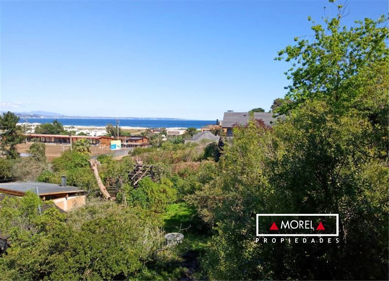 Encantadora casa de dos pisos construida en 1985, con 114 m² construidos en un amplio terreno de 1190 m². Construida de 