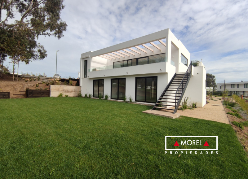 Preciosa casa mediterránea en Marbella, muy luminosa ubicada a pasos del club house y Tee hoyo 1 de la cancha de golf. C