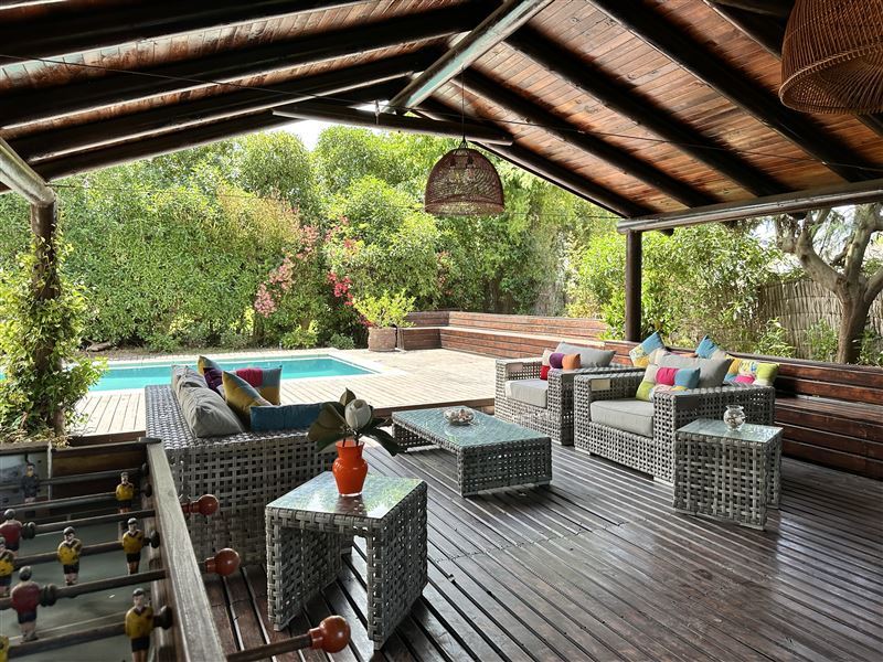 Preciosa casa en Maitencillo sur. Cuenta con living, comedor, cocina. Cinco dormitorios (elprincipal en suite) 4 baños. 