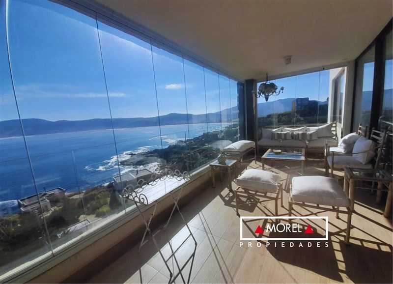 Disfruta de la vida frente al mar en este espectacular departamento ubicado en un entorno sereno y exclusivo.