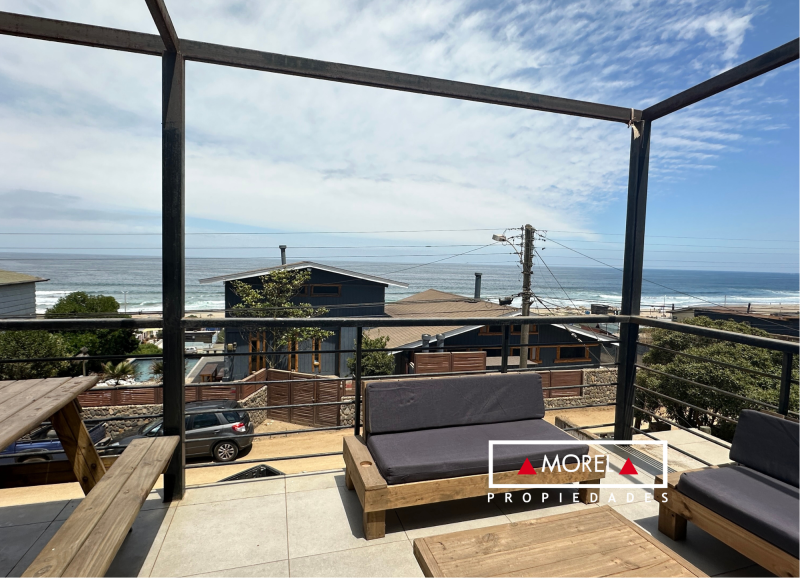Moderna casa con vista panorámica al mar en Maitencillo. Con orientación poniente, esta casa destaca por su luminosidad.