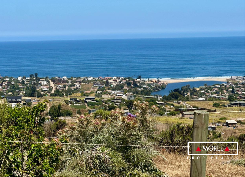 Sitio de 1 hectárea donde hay 700 mts planos en su parte mas alta lo que permite contemplar la vista que es 360°, al mar
