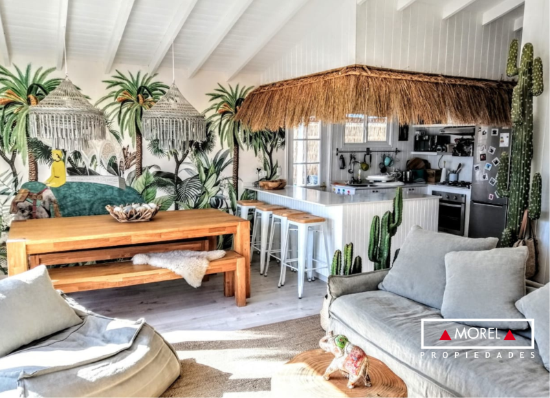 Moderna casa con tres dormitorios, dos baños, living comedor y cocina americana. Logia con acceso a pieza de servicio.