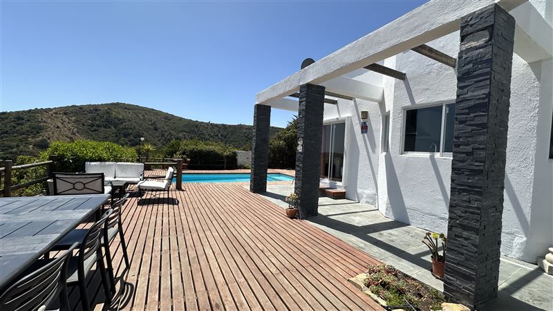 Linda casa muy iluminada con una vista insuperable de la costa y el valle desde todos los recintos. 3 dormitorios, 2 bañ