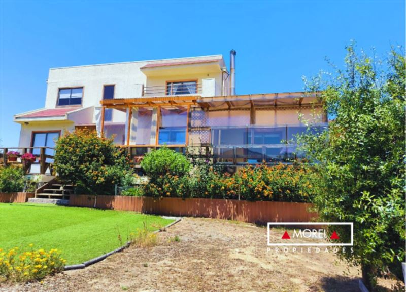 Casa en Lomas de Catapilco emplazada en 14.700 mts de terreno, tranquilo sector.