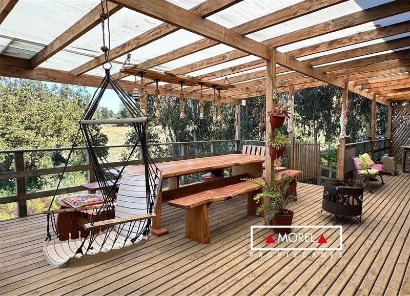 Casa cercana al centro de Puchuncaví, con un amplio espacio conectado de cocina comedor y living, y una gran terraza con
