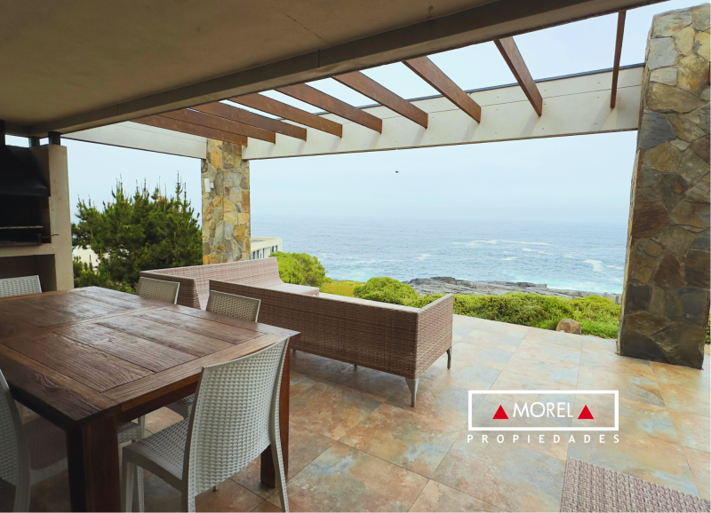 Sobre el mar en Zapallar, en exclusivo sector sobre las rocas y vista panorámica al mar. En dos pisos, con 4 dormitorios