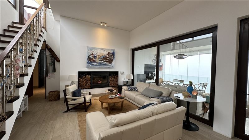 Orientación norponiente con maravillosa vista panorámica al mar. Hall de acceso, living, comedor con chimenea empotrada,