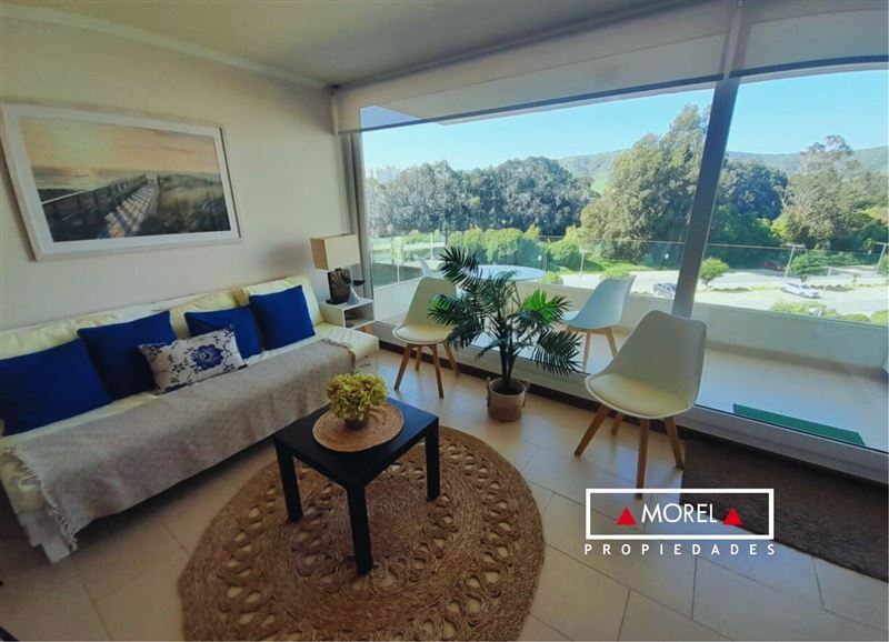 Confortable y cómodo departamento, con vista parcial al mar y salida directa a la playa grande de Papudo. El condominio 