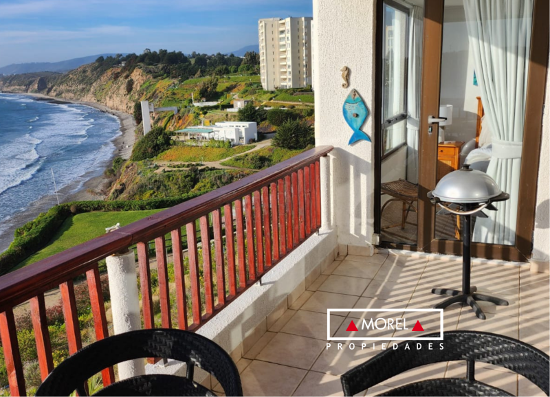Departamento con orientación poniente de tres dormitorios, dos baño, living, comedor y terraza vista al mar.