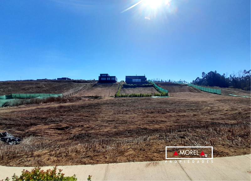 Orientación oriente, terreno semi plano, en entorno de casas ya en proceso de construcción.