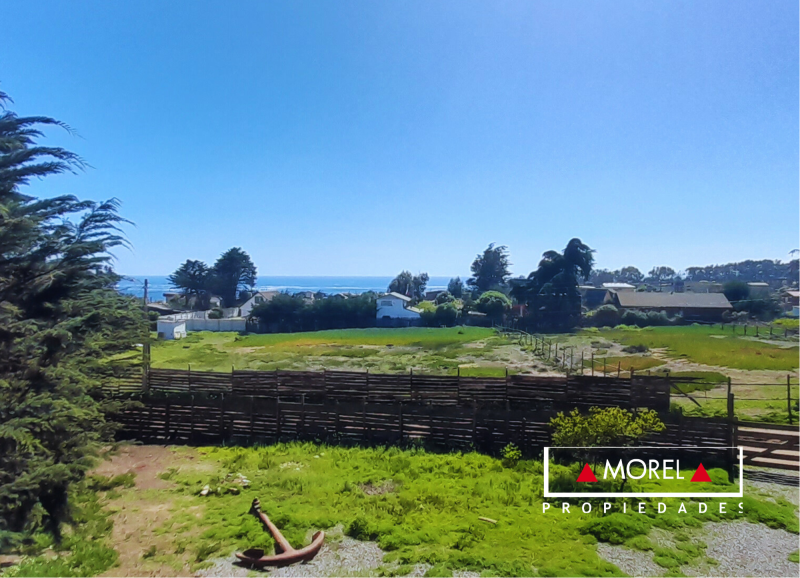 Casa emplazada en un precioso terreno de app 2.400 m2, con un impresionante paisajismo, esta linda casa de App 100 m2 am