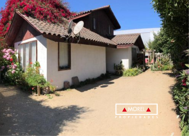 Excelente ubicación a pasos de la playa con orientación poniente, se encuentra esta atractiva casa Museo, que cuenta con