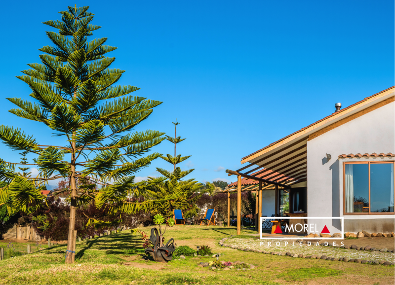 Estilo chileno, orientación hacia el oriente. Su diseño interior incluye un espacioso living, comedor y una cocina indep