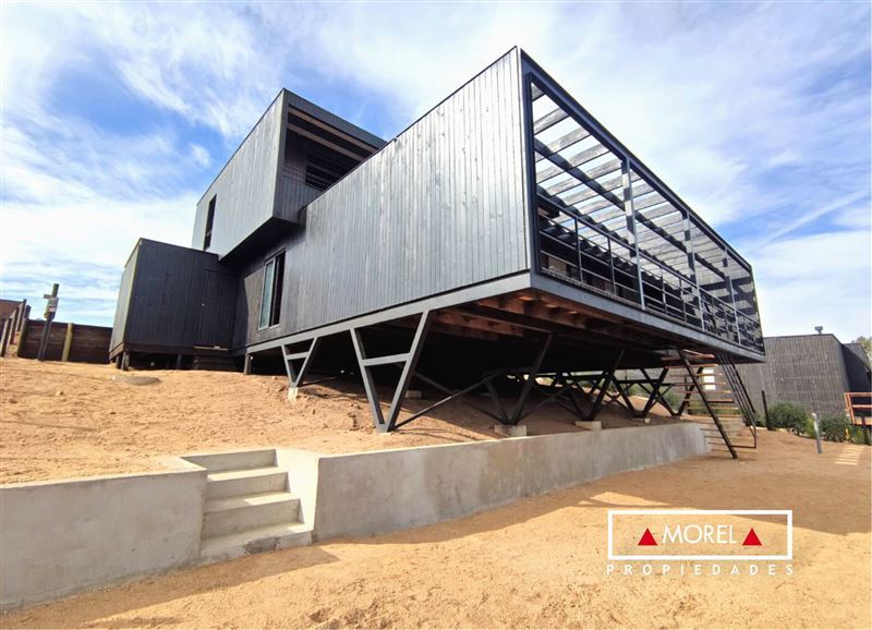 Con orientación sur, moderna arquitectura contemporánea, amplia vista , con altura y presencia.Sobre pilotes importantes