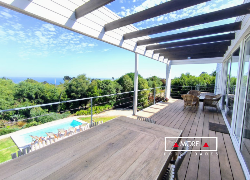Orientación poniente con vista al mar en la primera planta se encuentra el living, comedor terraza, cocina independiente