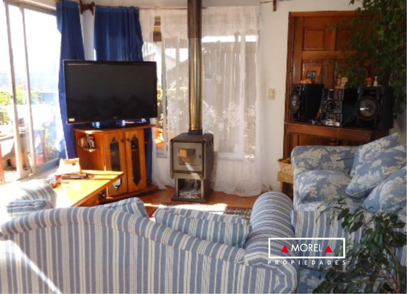 Casa de dos pisos, ubicada en la población de Cachagua, con excelente ubicación céntrica, ideal para remodelar, living c