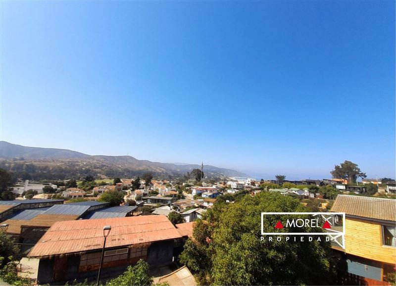 Aquí podrás disfrutar de la tranquilidad y belleza del entorno. Casa de 2 pisos con vista panorámica al mar y a los cerr