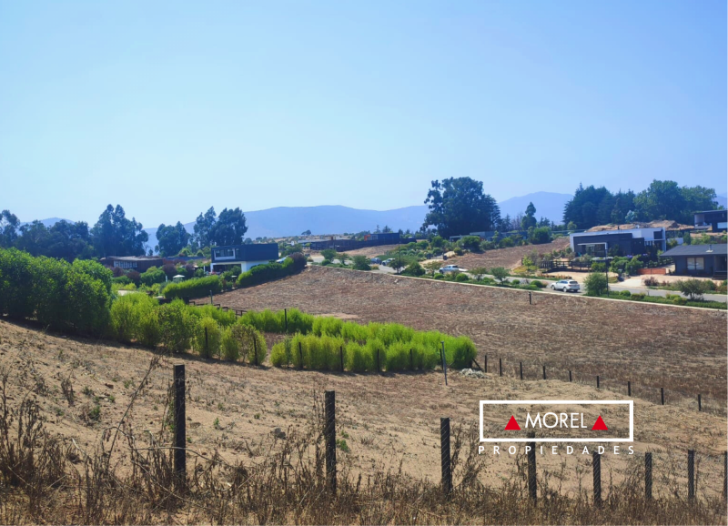 Terreno de 1000 metros cuadrados, de forma irregular y ubicado en altura con amplias vistas. Este terreno en venta se en