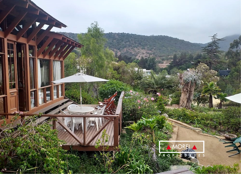 Casa en sector consolidado de Cachagua. Casa de Madera de los años 80 con living- comedor y cocina juntos con chimenea. 