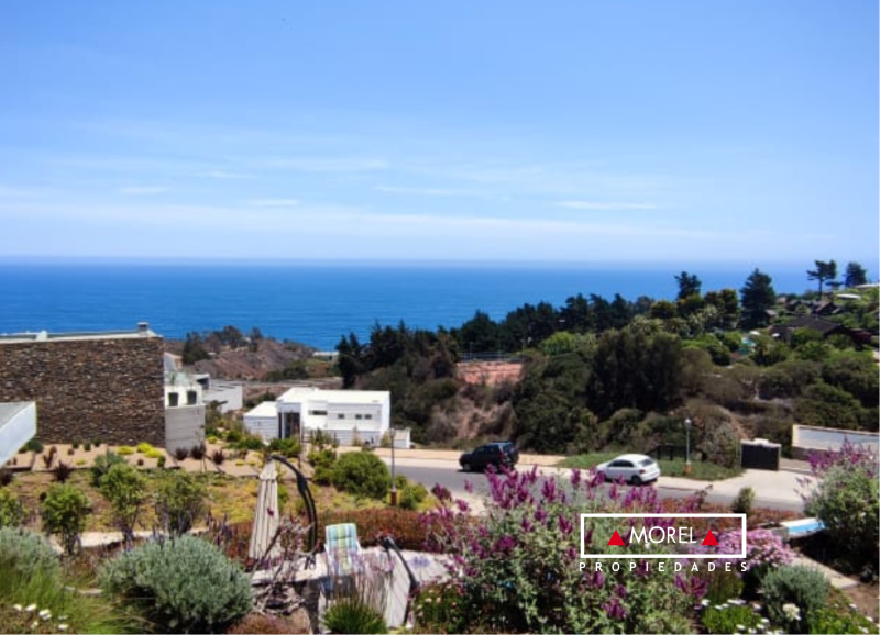 Amplia y luminosa casa de tres pisos con gran vista al mar, precioso jardín, con orientación nor-poniente en muy buen es