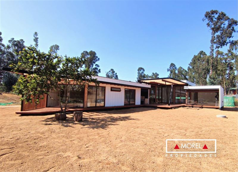 Con orientación norte, luminosa casa sobre radier de hormigón. Living, comedor y cocina integrada isla, cielos de gran a