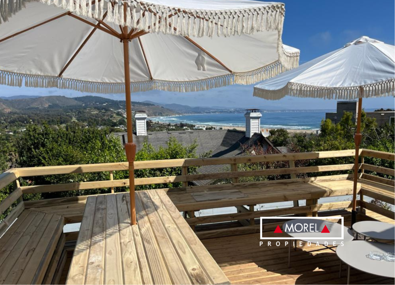 Cachagua con vistas despejadas al mar. Con una encantadora casa recién remodelada. Además, cuenta con un proyecto preapr