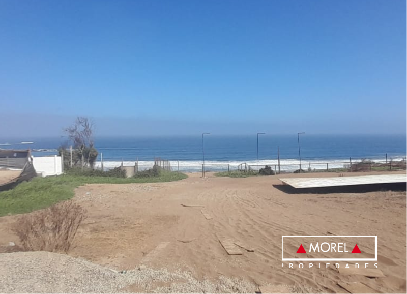 En ubicación estratégica, con bajada peatonal a la playa, llegando al corazón Maitencillo.