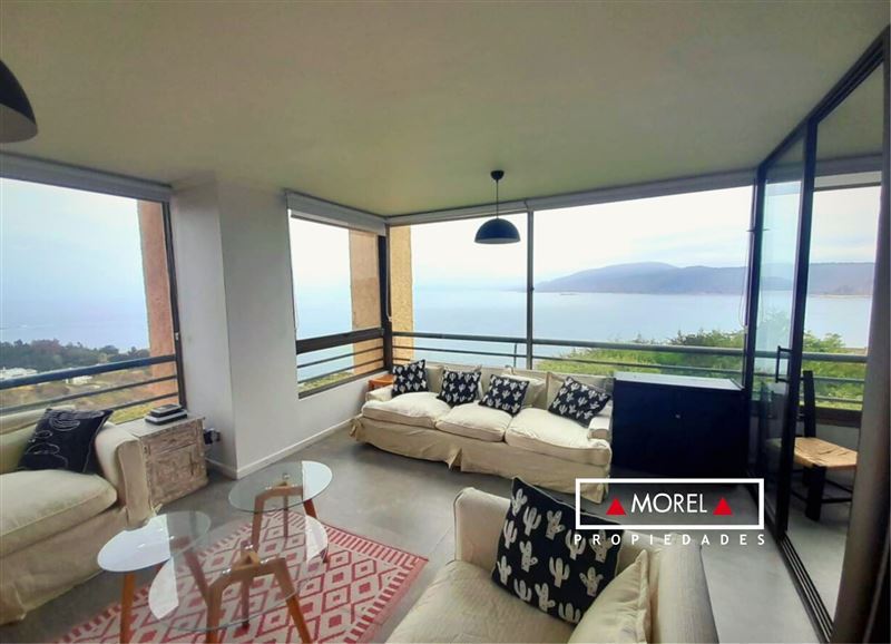 Amplia y hermosa vista. Departamento remodelado completo y en excelente estado. Hall de entrada, living comedor con vist