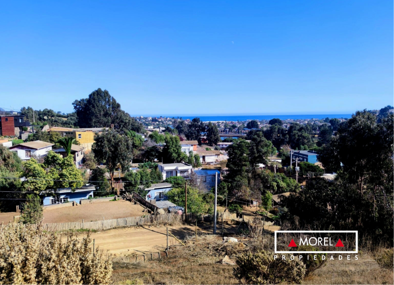 Terreno con pendiente media, gran vista, acceso al lugar por portón controlado.