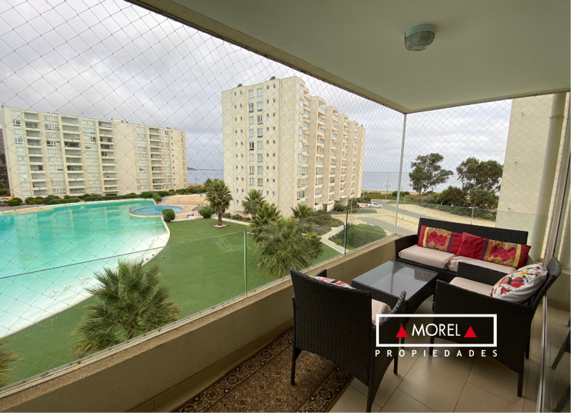 Con orientación poniente en condominio privado. Living, comedor, cocina incorporada y terraza. Tres dormitorios (el prin