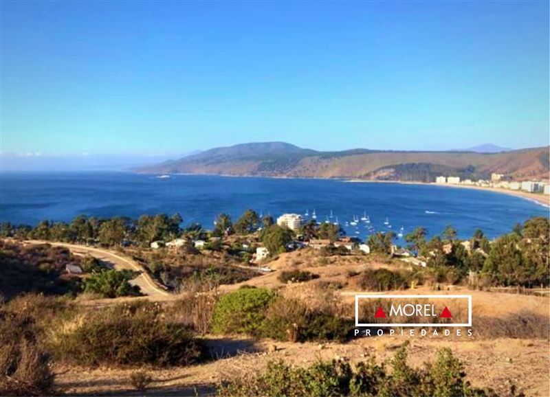 Orientación norte, emplazado en ladera del cerro Pite, ubicado en el límite entre Papudo y Zapallar Norte, sector Punta 