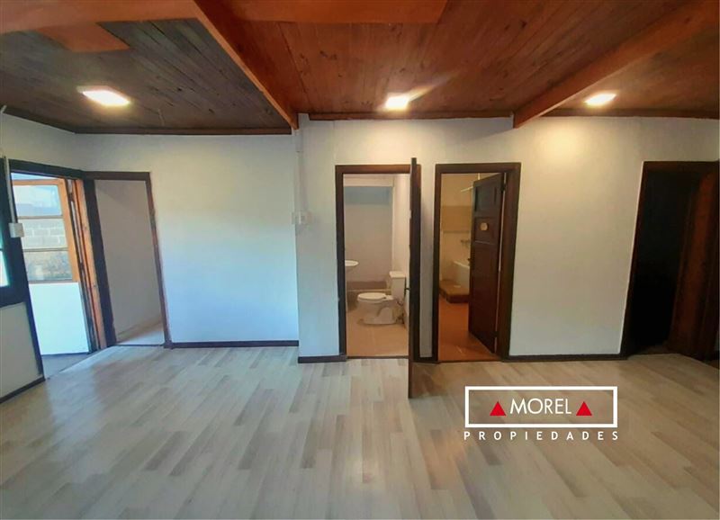 Casa ubicada en sector residencial de Papudo, hacia el poniente a dos cuadras de playa grande de Papudo y playa chica, y
